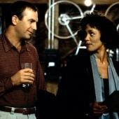 Kevin Costner y Whitney Houston, en una escena de 'The Bodyguard'.