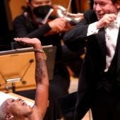 La Filarmónica de Los Ángeles muestra a la cantante Cynthia Erivo y al director de orquesta Gustavo Dudamel en un concierto especial con el que la Filarmónica de Los Ángeles regresó al Walt Disney Concert Hall tras año y medio de ausencia por pandemia.