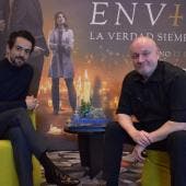 El director argentino Juan José Campanella posa junto al actor mexicano Luis Gerardo Méndez.