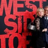 El director de cine estadounidense Steven Spielberg con su esposa Kate Capshaw, durante la premiere de 'West Side Story' en Hollywood, California.