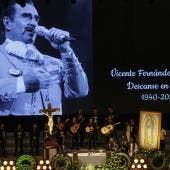 Familiares, amigos y público asisten al homenaje póstumo del cantante mexicano Vicente Fernández, este lunes en su natal Guadalajara, Jalisco.