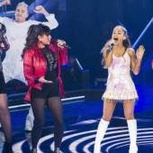 Ariana Grande canta con los concursantes Emmaly Brown, Daisy van Lingen y Eloy Smit en el programa 'La Voz Holanda'.
