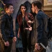 Tom Holland como Nathan Drake, Sophia Taylor Ali como Chloe Frazer y Mark Wahlberg como Victor Sullivan, durante una escena de la película 'Uncharted'.