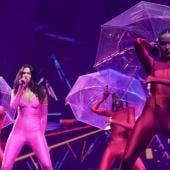 La estrella británica del pop Dua Lipa durante el concierto de su gira mundial 'Future Nostalgia', inicialmente prevista para 2020 y que fue aplazada hasta 2022 por la pandemia, este miércoles en Palau Sant Jordi de Barcelona. 