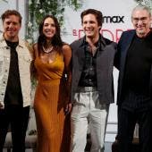 El director Gaz Alazraki con los actores Adria Arjona, Diego Boneta, Pedro Damián y Macarena Achaga posan durante una rueda de prensa con motivo de la película 'El padre de la novia'.
