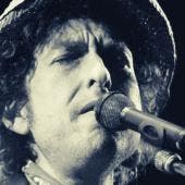 El cantautor estadounidense Bod Dylan durante un concierto que ofreció en 1984, en el estadio Olímpico de Múnich, Alemania.