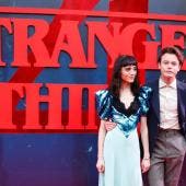 La actriz estadounidense Natalia Dyer y el actor estadounidense Charlie Heaton posan en el estreno de la última temporada de la serie 'Stranger Things'.