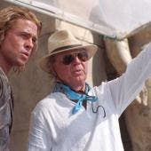Wolfgang Petersen con Brad Pitt en el rodaje de 'Troya'.
