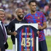 Dani Alves recibe homenaje de Barcelona y es ovacionado en su vuelta al Camp Nou