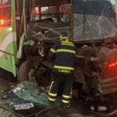 Camión de transporte público con daños de impacto contra pipa