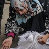 Mujer palestina llora frente al cadáver de su bebé 