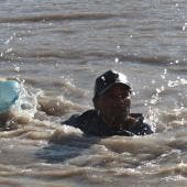 Migrantes cruzan el Río Bravo