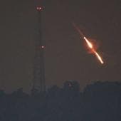 En represalia Israel lanza misiles contra Irán, reporta funcionario de EU