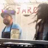 Lenny Kravitz atiende puesto callejero de hamburguesas en CDMX
