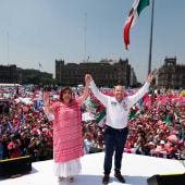 Xóchitl Gálvez y Santiago Taboada en el Zócalo