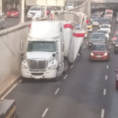 Tráiler genera caos vial en Viaducto