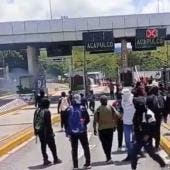 Normalistas de Ayotzinapa causan destrozos en caseta de Palo Blanco