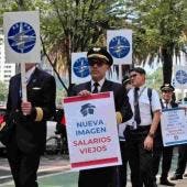 Pilotos de ASPA México se manifiestan en Paseo de la Reforma