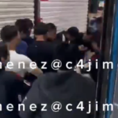 ¡Brutal paliza en la Plaza de la Tecnología! Comerciantes sorprenden a dos ladrones (video)
