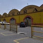 Fachada del Mercado Sonora en la Ciudad de México, vista durante el día, con pocos transeúntes y un ambiente ligeramente solitario que contrasta con su habitual bullicio.