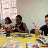 (fotos) ONGs en Ciudad Juárez enseñan a migrantes a crear artesanías para subsistir 