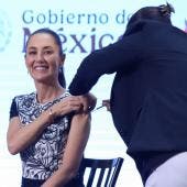 Sheinbaum recibe vacuna contra la influenza en la Mañanera