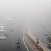 La niebla tóxica que cubre a Nueva Delhi y no deja respirar a sus habitantes (EFE)