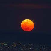 Luna seria mas antigua refundicion