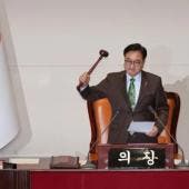 Parlamento destituye al presidente surcoreano por haber declarado la ley marcial