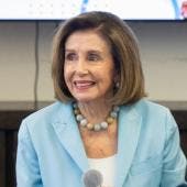 Pelosi es hospitalizada tras sufrir lesión en Luxemburgo durante viaje oficial