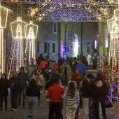 Turistas llegan a Atlixco, Puebla, para recorrer villa navideña de 2 km