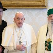 papa Francisco sufre caida inmovilizan brazo derecho