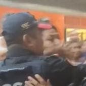 hombre reclama conductor Metro hijas dentro