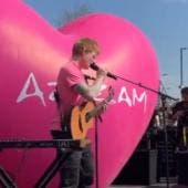Ed Sheeran presenta su nueva canción ‘Azizam’ con un concierto sorpresa en Londres