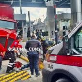 Tráiler se impacta contra caseta de cobro en la Autopista México-Toluca