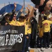 Familias protestan en la frontera por cancelación del evento 'Abrazos, No Muros’