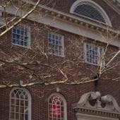 Juez bloquea indefinidamente veto de Trump a estudiantes extranjeros en Harvard