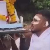 Único sobreviviente del vuelo AI171 de Air India asiste al funeral de su hermano 