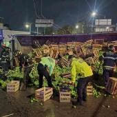 Vuelca camión con 13 toneladas de tomate verde en Azcapotzalco