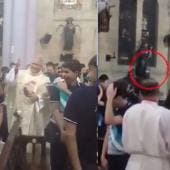 ‘Cocazo’ sacerdote golpea a joven por accidente al lanzarle agua bendita