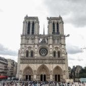 Notre Dame recupera las estatuas de la base de la aguja tras seis años del incendio