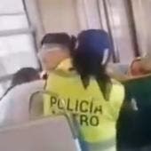 mujeres policia forcejean vendedor merengues Metro Consulado