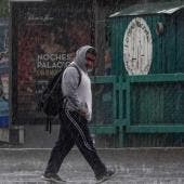 Las autoridades recomendaron a la población retirar la basura de las coladeras para evitar encharcamientos, cerrar puertas y ventanas ante rachas de viento.