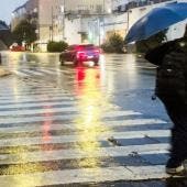 Protección Civil recomendó a la población retirar basura de coladeras para evitar obstrucciones, no resguardarse bajo árboles ni estructuras metálicas.