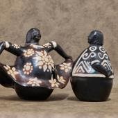 Artesanía peruana en cerámica de Chulucanas inspirada en la danza del marinero.