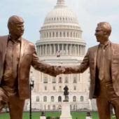 scultura Viral de Trump y Epstein 