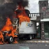 Campo Militar 1-A Ayotzinapa tiran puerta camion.jpg