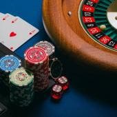 Casino digital con promociones y tragamonedas en computadora portátil