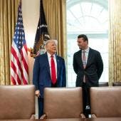 En el terreno mediático, es conductor de The Charlie Kirk Show, un programa de radio y pódcast con gran alcance entre el público conservador