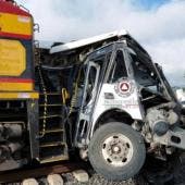 Choque entre autobús y tren